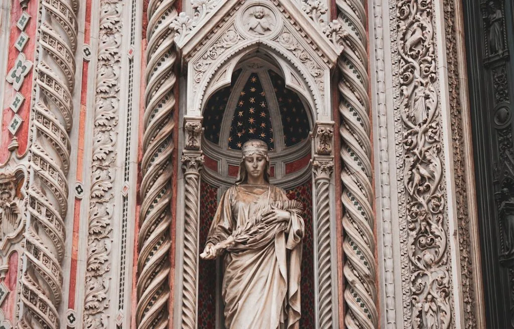 Beeldhouwwerk in een rijk versierde nis van de kathedraal van Siena