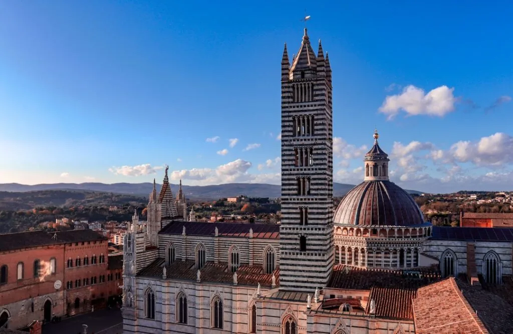 Campanile et coupole du Duomo de Sienne sur fond d'horizon