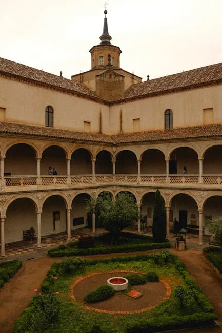 Cloître calme avec jardin central et galeries à arcades à Sienne