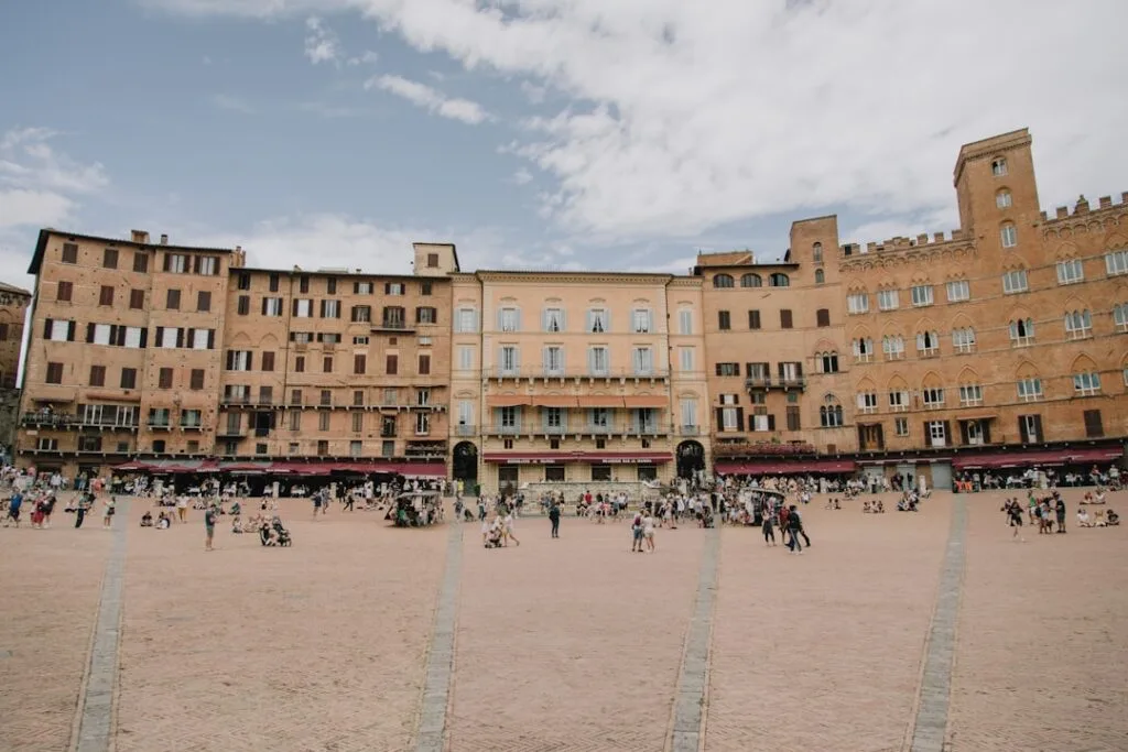 Grote geplaveide esplanade van de Piazza del Campo in Siena, bezoekers