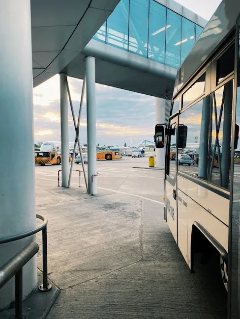 Navette d'aéroport garée devant la passerelle au terminal de Pise