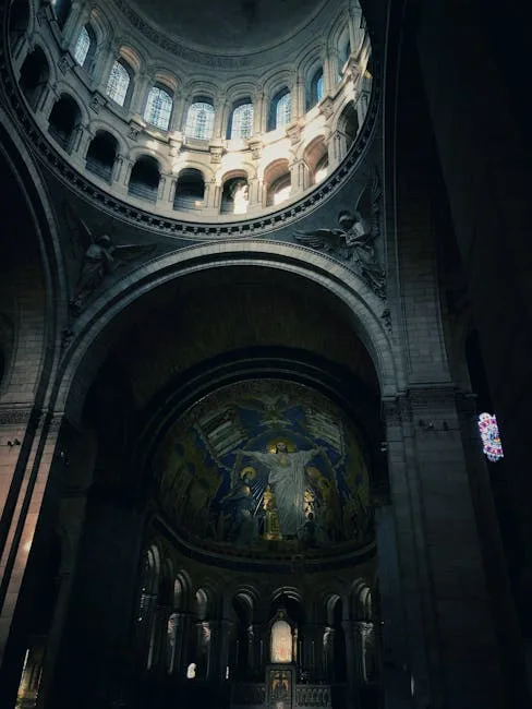 Intérieur sombre de la cathédrale de Sienne, coupole et mosaïque