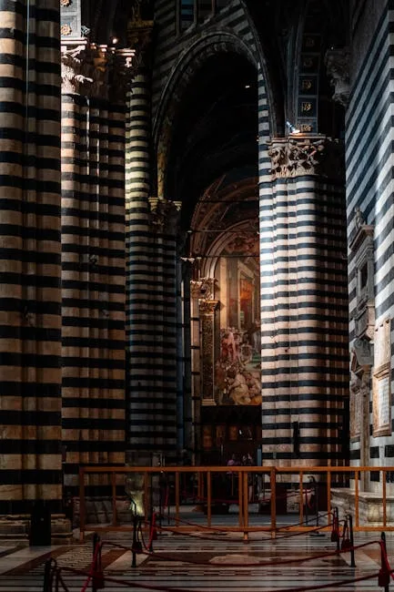 Colonnes rayées noir et blanc du Duomo de Sienne baignées de lumière