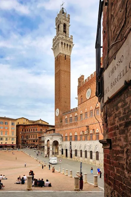 Blick von der Treppe auf den zentralen Platz Piazza del Campo, Siena