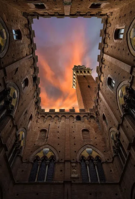 Cour intérieure du Palazzo Pubblico à Sienne et ciel rougeoyant au-dessus de la tour
