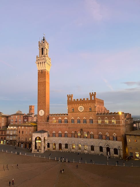 Wieża Torre del Mangia i Palazzo Pubblico na Piazza del Campo w Sienie