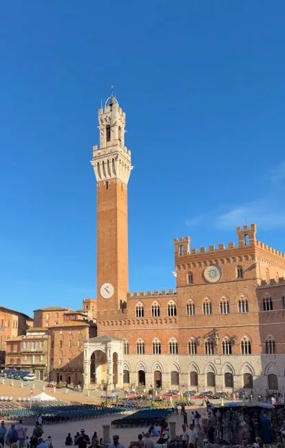 Tour Torre del Mangia dominant la Piazza del Campo à Sienne