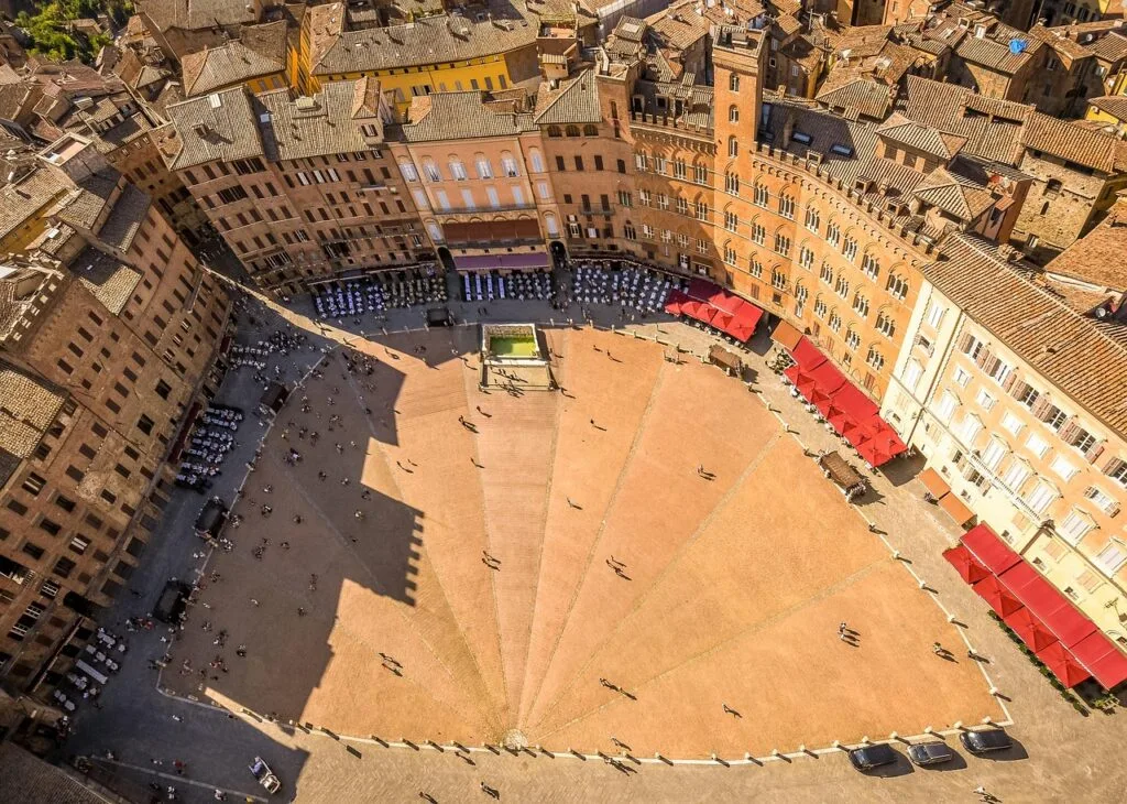 Vue aérienne de la Piazza del Campo à Sienne, place en éventail