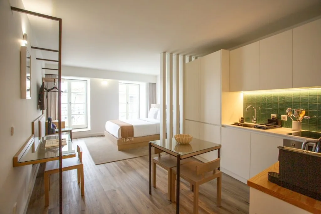 Studio d'hôtel moderne avec coin cuisine lumineux à Sienne