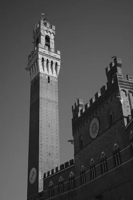 Tour Torre del Mangia dominant le Palazzo Pubblico, Sienne.