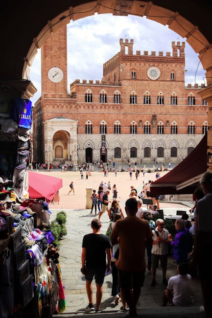 Passage encadrant la Piazza del Campo et le Palazzo Pubblico à Sienne