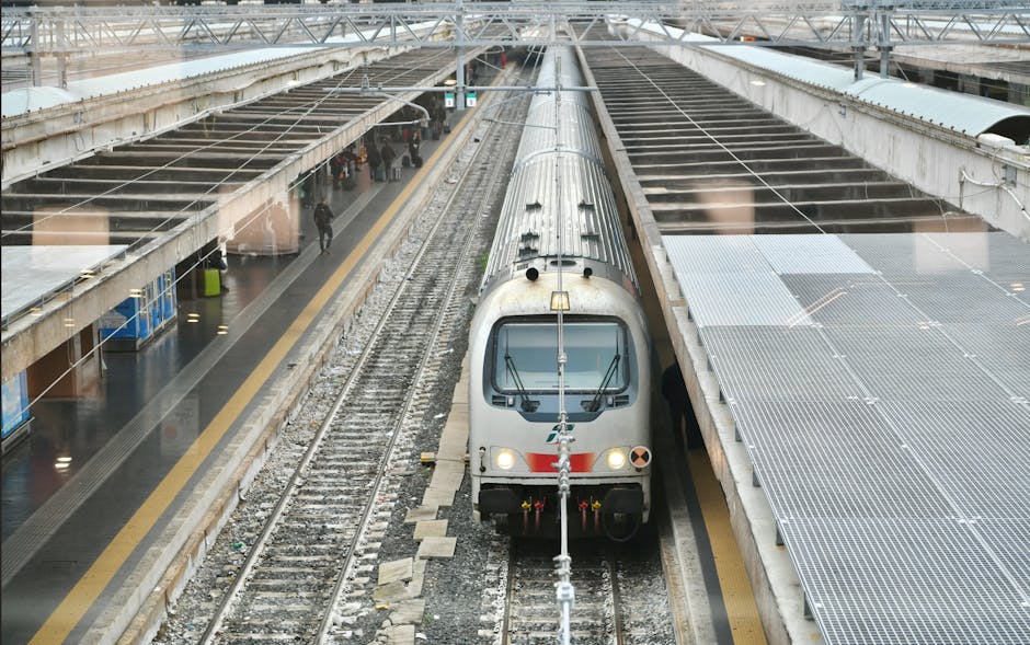 Train régional en gare de Sienne, voies et quais vus d'en haut.