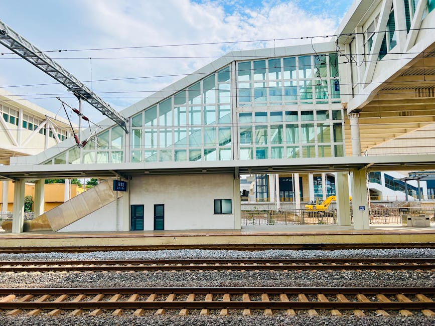 Gare de Sienne, quais et grande structure vitrée moderne
