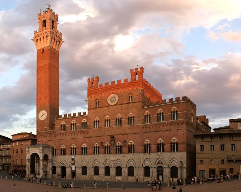 Palazzo Pubblico et la Torre del Mangia illuminés sur la Piazza del Campo, Sienne