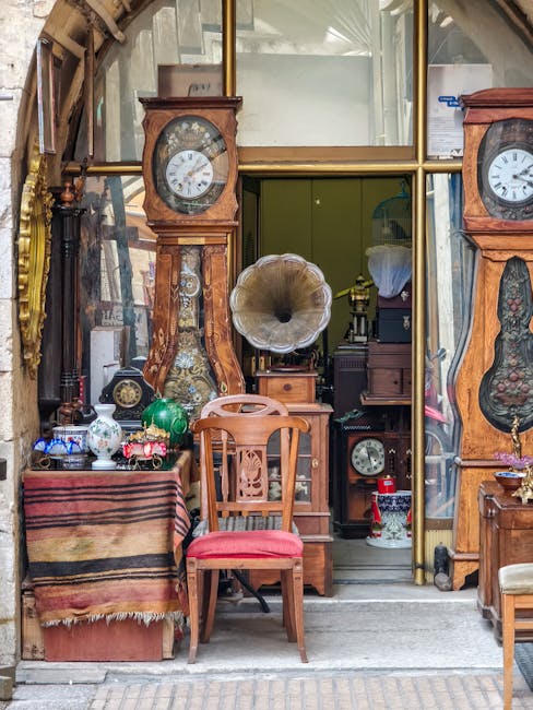 Façade d'antiquaire à Sienne montrant pendules, gramophone et mobilier ancien