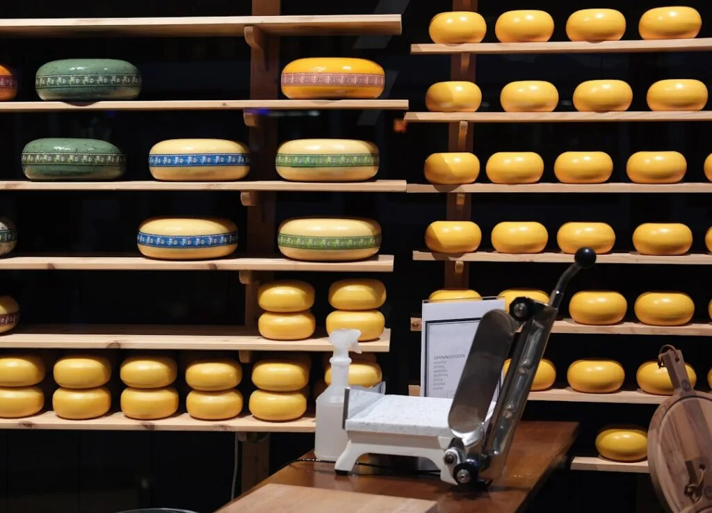 Rayon de meules de fromage empilées sur étagères dans une boutique à Sienne
