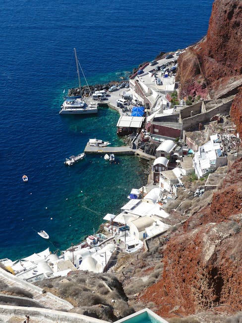 Snorkeling sulla costa di Ammoudi Bay con ristoranti e scogliere