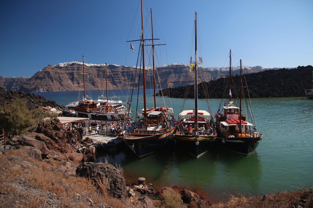 Catamarano ancorato vicino a Nea Kameni, isolotto vulcanico di Santorini