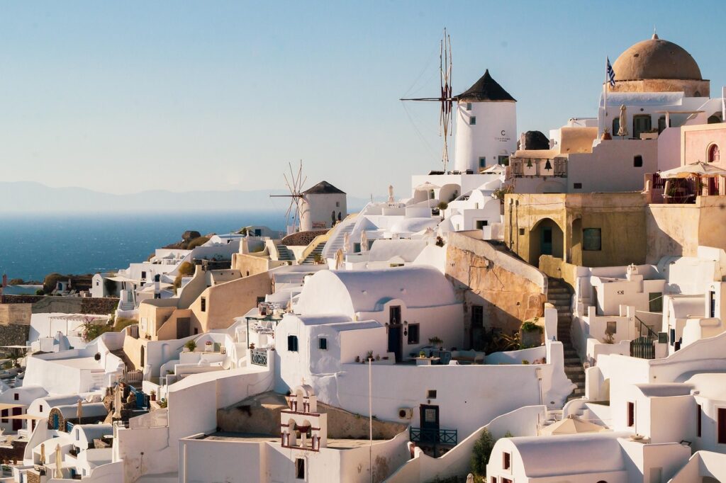 Catamarano che naviga intorno alla caldera di Santorini a mezzogiorno