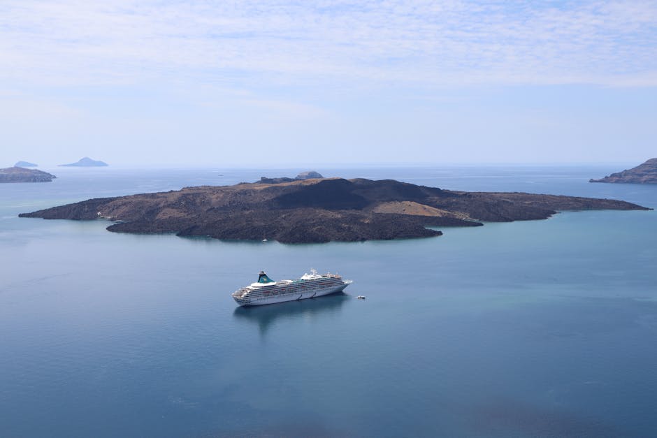 Nea Kameni, isolotto vulcanico visto dall’acqua con bagnanti