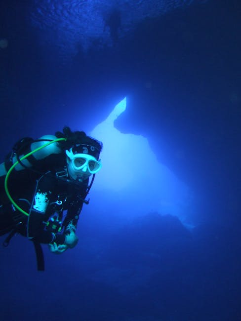 Sub che esplora una grotta marina vicino ad Akrotiri, Santorini