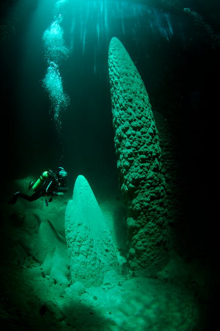Immersione tra formazioni rocciose vulcaniche sotto il mare di Santorini