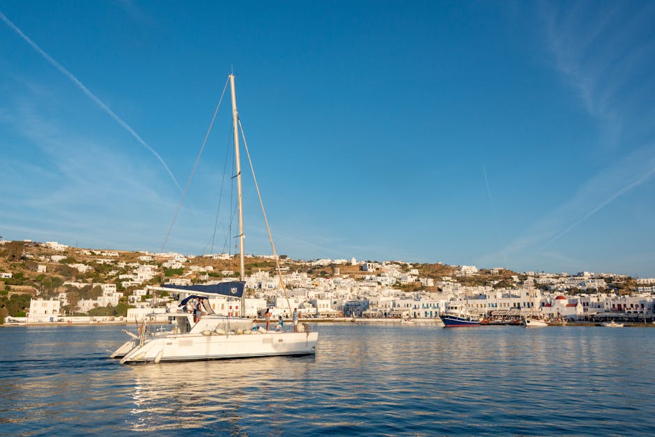 Porto di Thirasia visto da un catamarano con barche da pesca