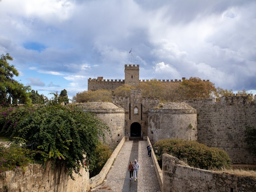 Entrée médiévale des remparts de Rhodes avec visiteur sur le pont