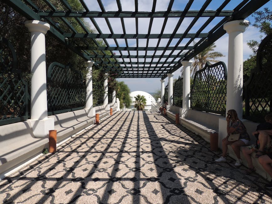 Pergola ombragée et dallage en mosaïque dans un jardin de Rhodes