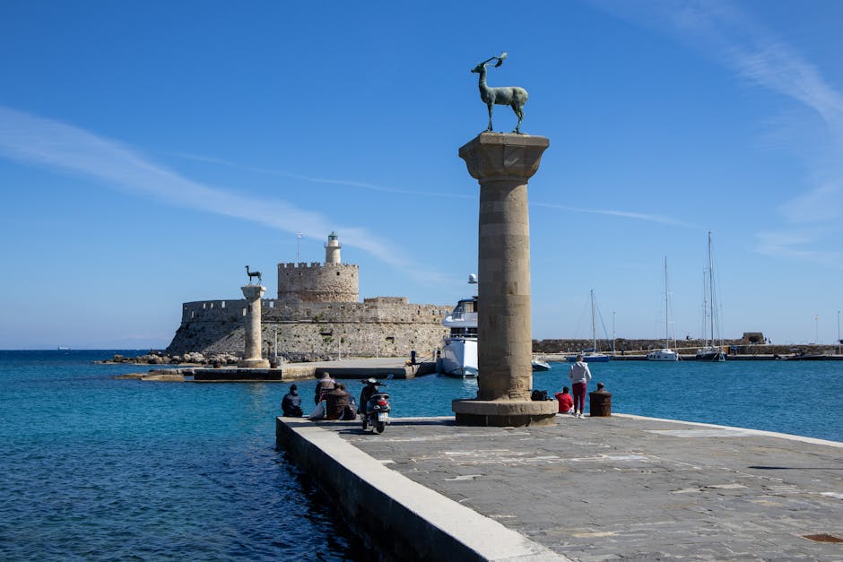 Colonnes sur le quai avec statues de cerfs au port de Rhodes