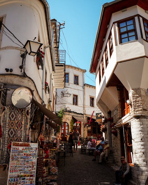 Ruelle commerçante pavée avec tapis et boutiques, vieille ville de Rhodes