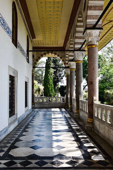 Säulenveranda mit schwarz-weißem Fliesenmuster und mediterranem Garten auf Rhodos