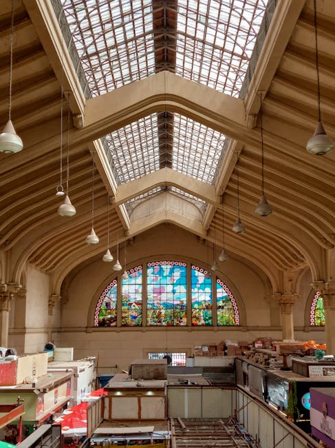 Grande halle du marché couvert avec vitrail coloré à Rhodes