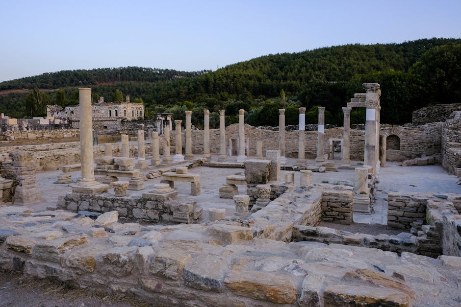 Rovine antiche con colonne su area archeologica a Rodi