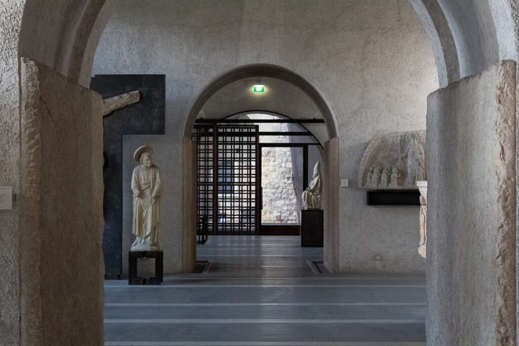 Corridoio con statue e archi nel Museo Archeologico di Rodi
