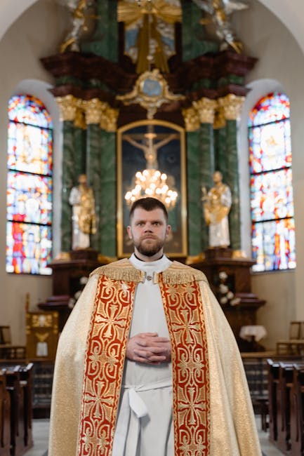 Kapłan w bogatych szatach liturgicznych we wnętrzu kościoła na Rodos