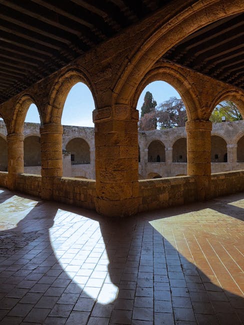 Galerie à arcs en pierre avec ombres projetées au sol, Rhodes