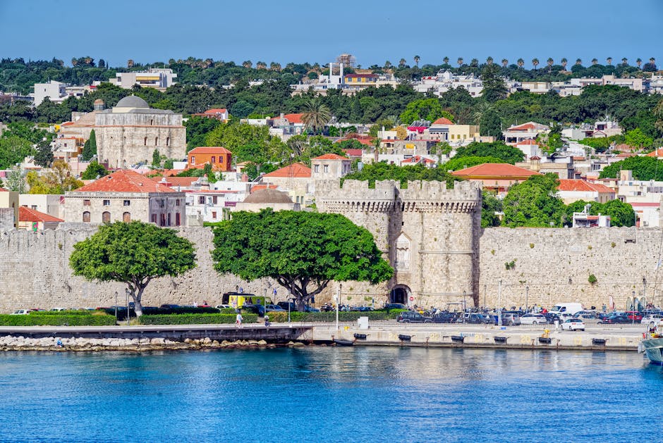 Gezicht op de middeleeuwse stadsmuren en haven van Rhodos vanaf zee