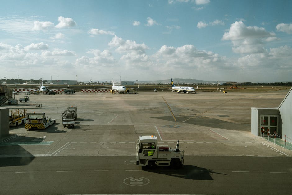 Rollfeld mit geparkten Flugzeugen und Bodenfahrzeug am Flughafen Rhodos