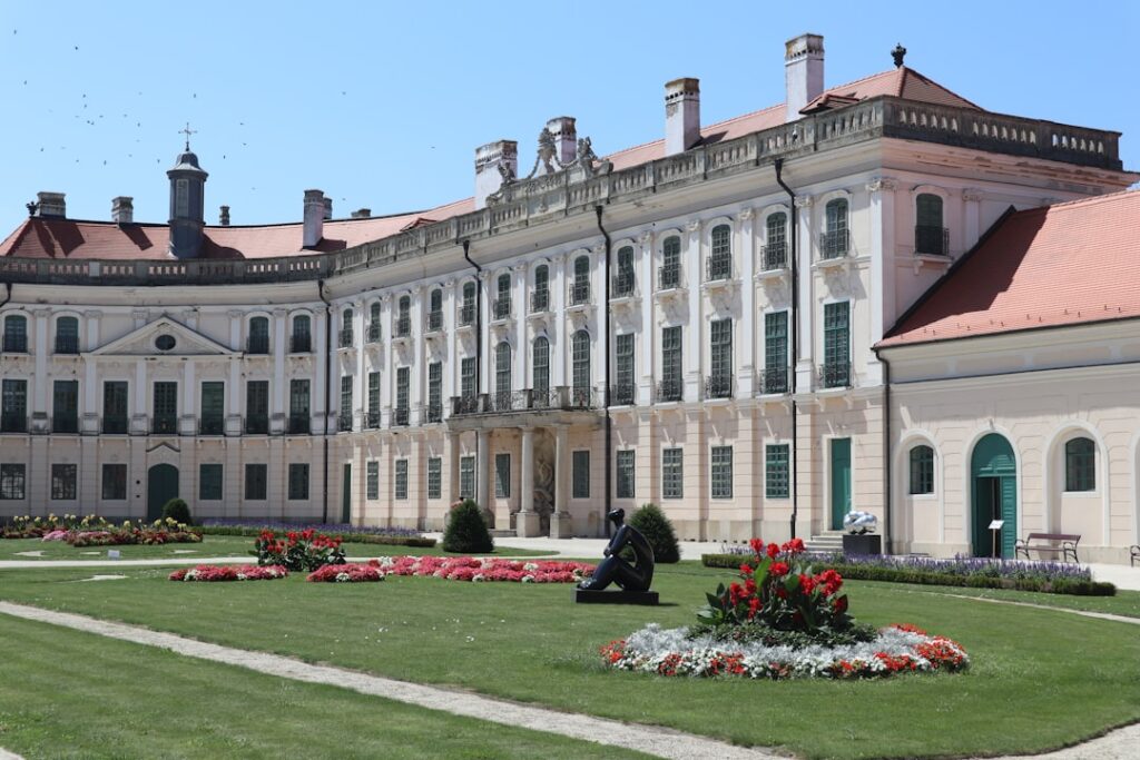 Ampio palazzo storico con giardino curato e aiuole fiorite