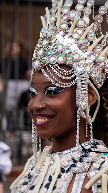 Femme souriante en coiffe scintillante et perles lors du carnaval de Rhodes