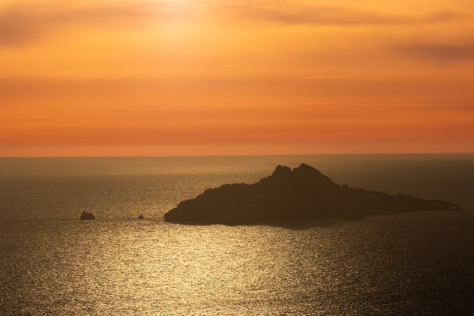 Isolotto scuro sul mare dorato al tramonto a Rodi