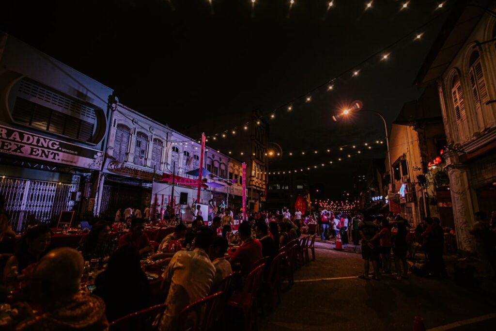 Straßenfest bei Nacht mit Lichterketten und Menschen in Rhodos' Altstadt