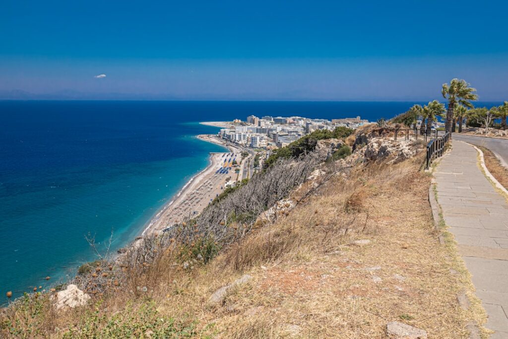 Blick von der Akropolis auf Strand und Stadt Rhodos entlang Küste