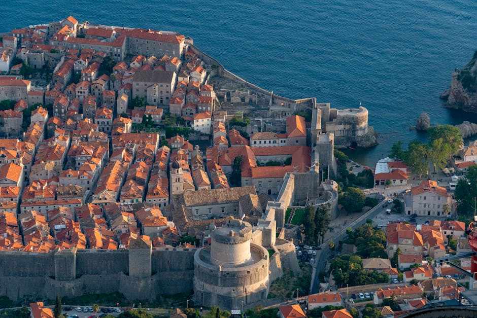 Vue aérienne des remparts et toits rouges de Rhodes au bord de mer