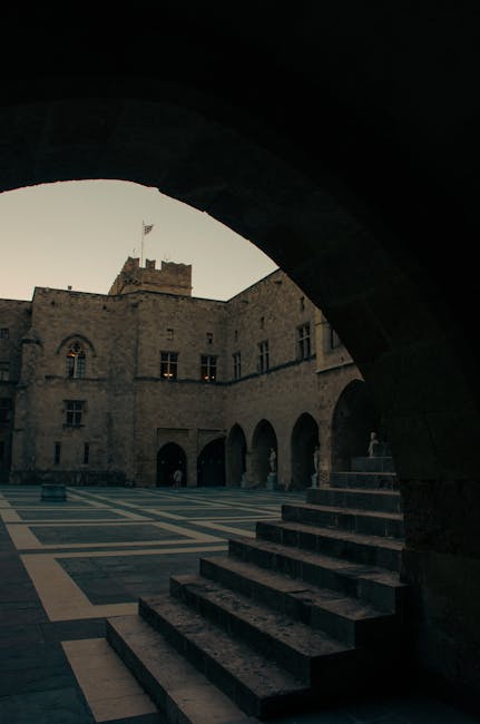 Dziedziniec zamku z arkadą i kamiennymi schodami w starym mieście Rodos