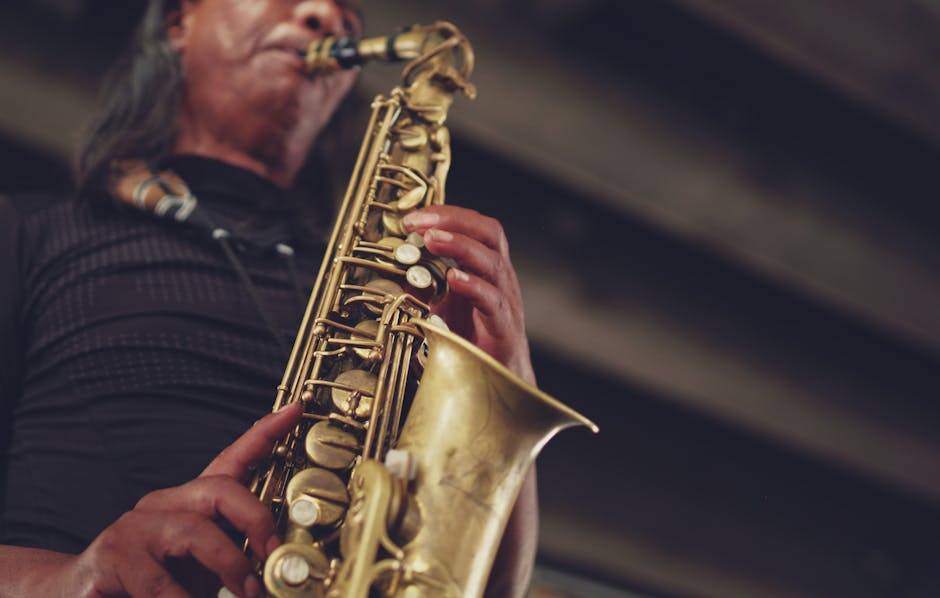 Nahaufnahme eines Saxophonisten mit goldfarbenem Saxophon auf der Bühne