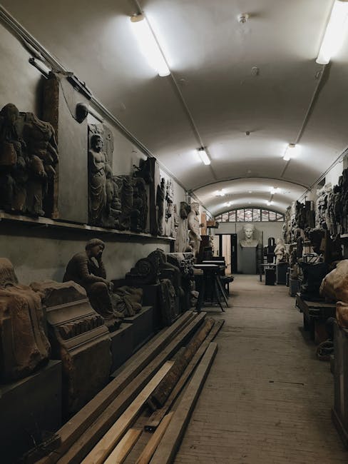 Corridoio deposito con rilievi e statue nel Museo di Rodi
