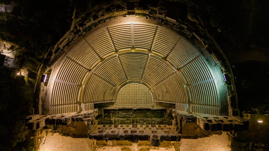 Amphithéâtre antique éclairé vu d'en-haut sur l'acropole de Rhodes