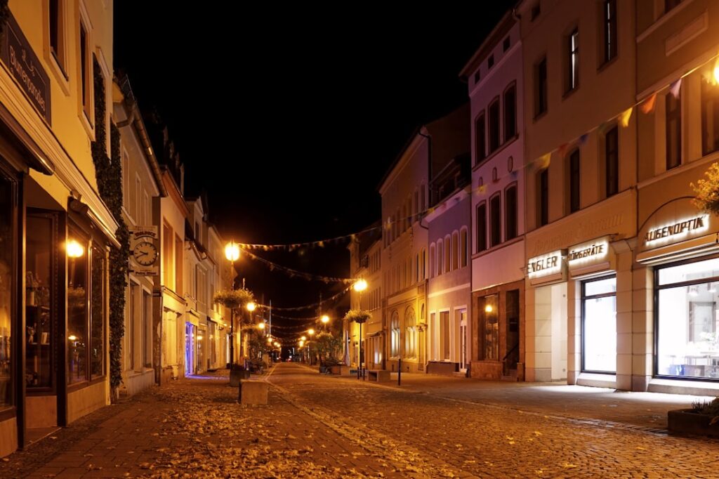 Vicoli pedonali della Città Vecchia di Rodi illuminati la sera